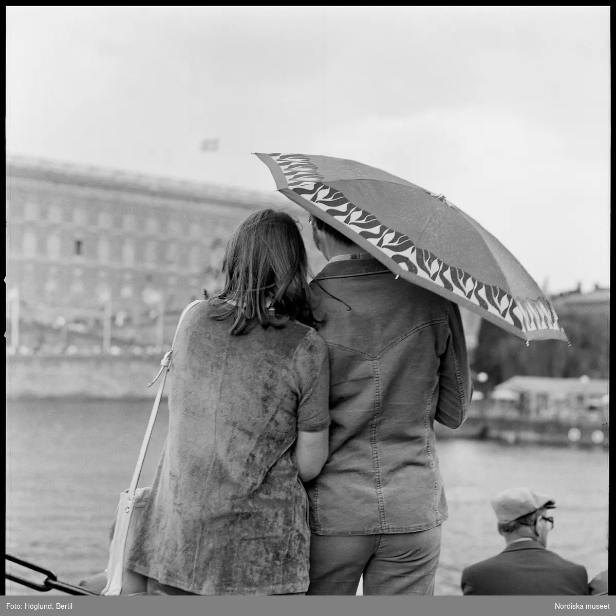 Kungabröllopet den 19 juni 1976, Carl XVI Gustaf gifter sig med Silvia Sommerlath. Dokumentation av människor längs kortegevägen. Åskådare, par under paraply