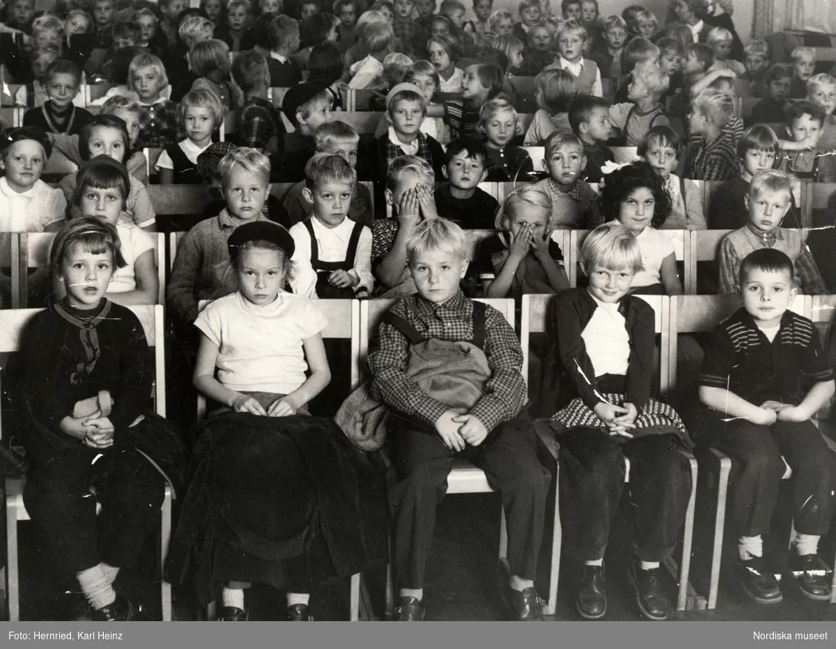 Småskola. Barngrupp i aula - Nordiska museet / DigitaltMuseum