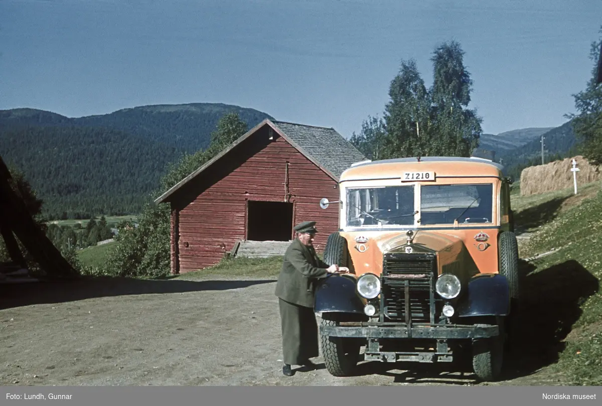 Postbuss från Scania Vabis med chaufför på landsväg. Nummerplåten börjar med Z (=Länsbokstav för Jämtland), vid Jormliens pensionat, Frostvikens socken, Strömsunds kommun.