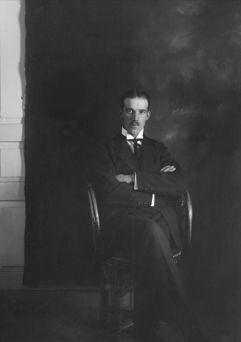 Självporträtt. George Renström sittande på en stol.