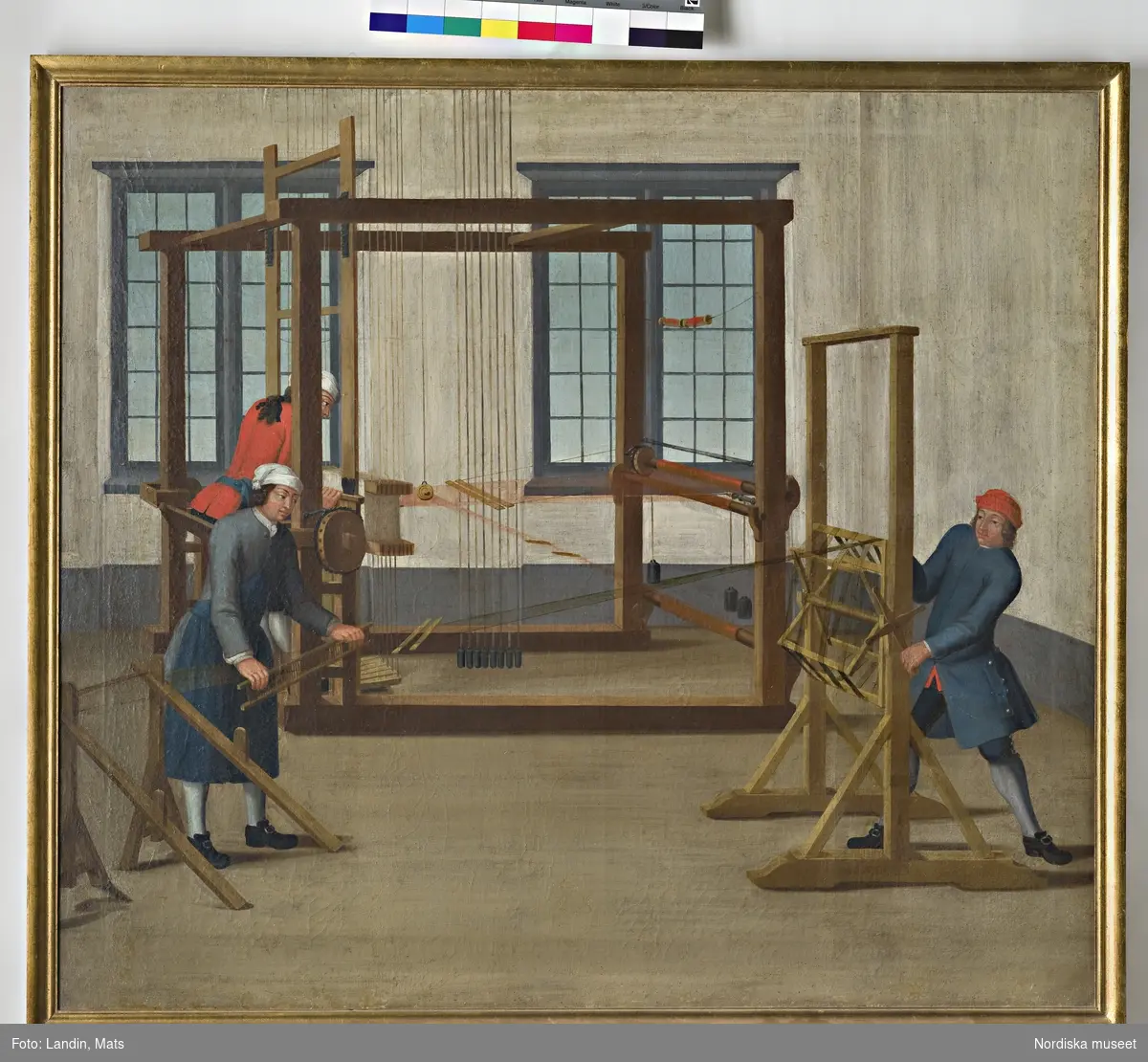 Oljemålning. Scener från ett silkespinneri under 1700-talet. Vävning och vävuppsättning. tre manliga figurer. Har tillhört sidenfabrikör Rudolf Stenberg, Stockholm.