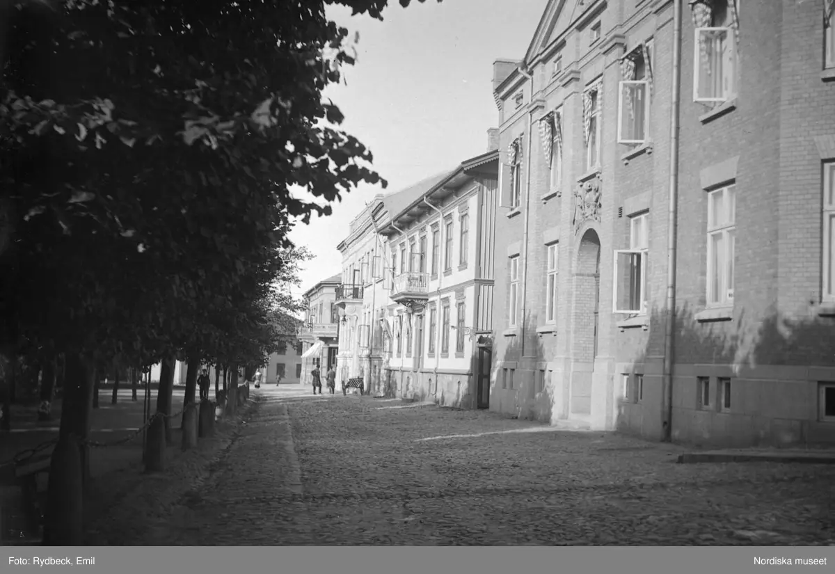 Gatan vid Kalvhagen 5 nya Tingshuset samt omb. Hotellet.