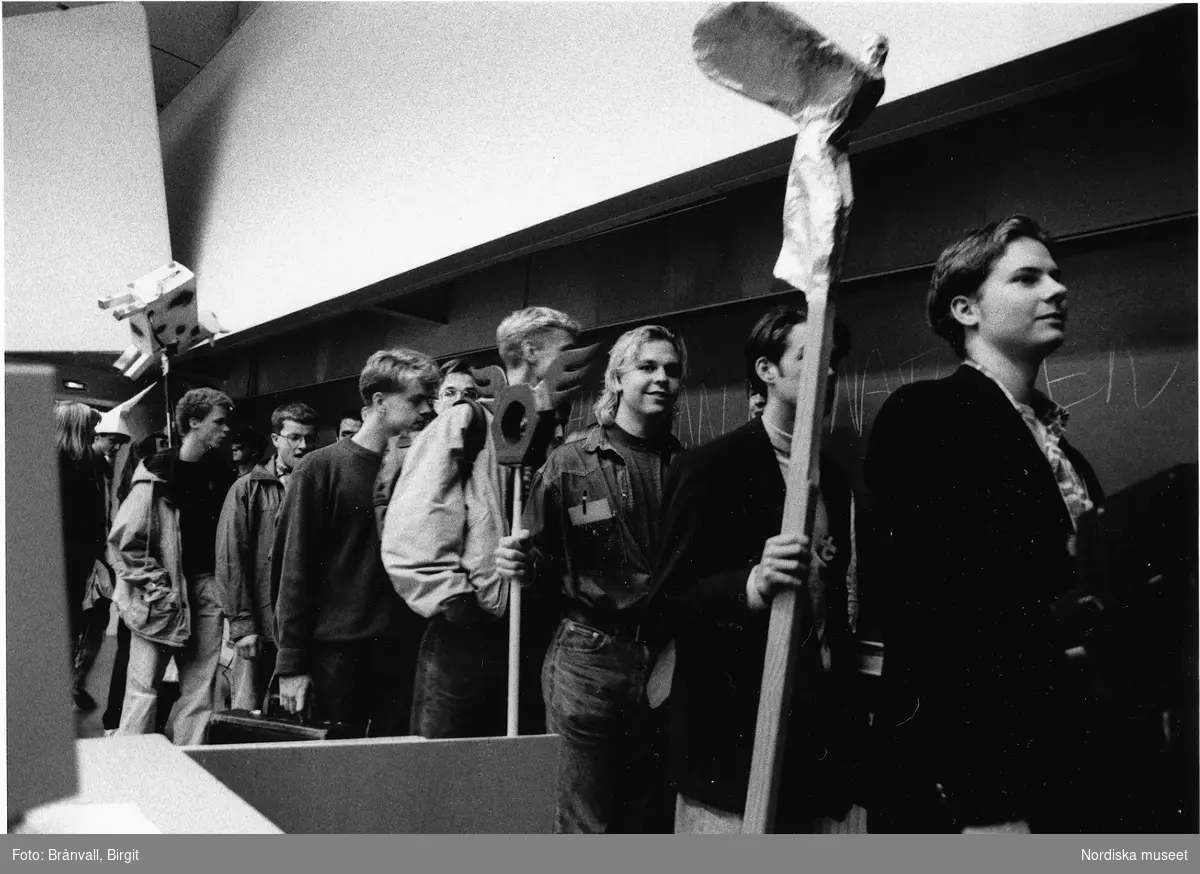 "Phösning", "nollning", för studenter till Flygsektionen vid Kungliga Tekniska högskolan i Stockholm 1993. Studenter.