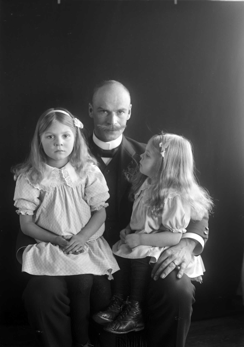 Carl Fredrik Giöbel med döttrarna Ingrid och Brita.