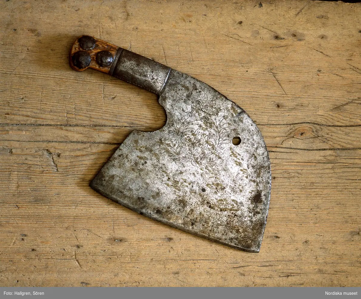 Köttyxa av järn med benhandtag. Märkt Swen Dylander 1735. Nordiska museet inv nr NM.047784 b.