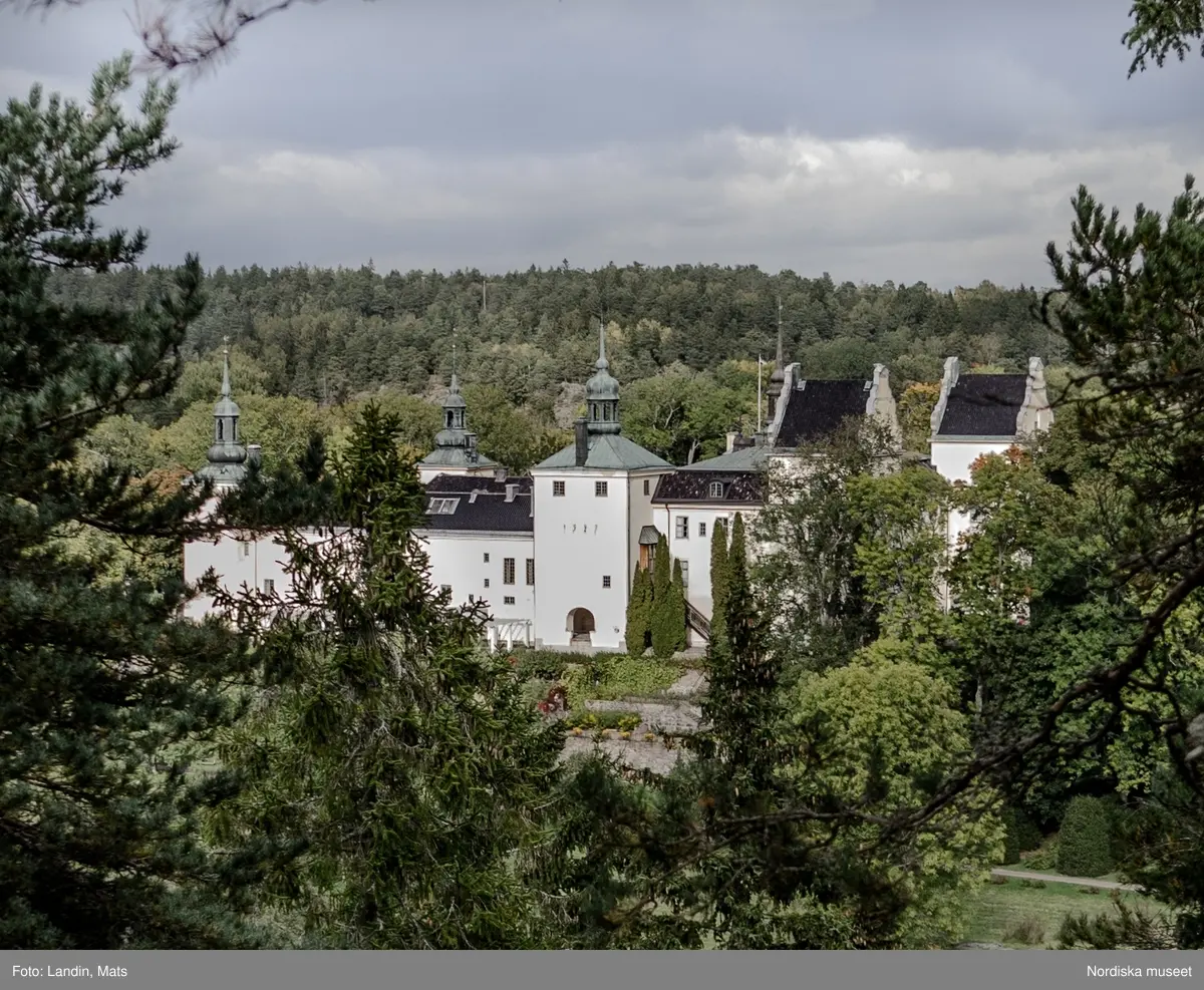 Tyresö slott sett från åsen väster om slottet - Nordiska museet ...