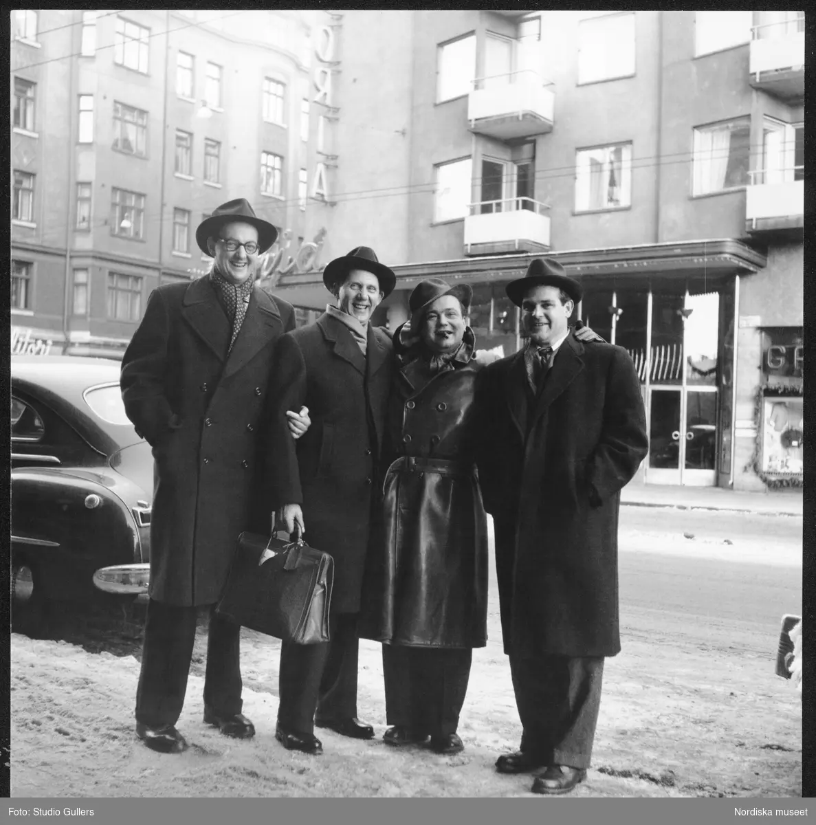 Från vänster KW Gullers, konstnären Robert Sjöberg, Stieg Trenter och dennes svåger Bertil Pehrson på Götgatan i Stockholm.