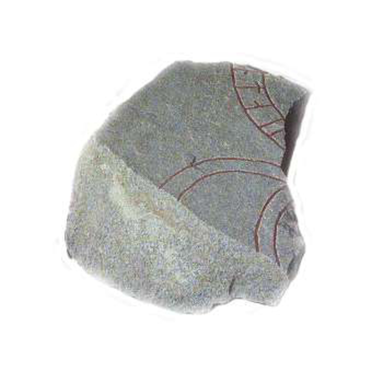 Fragment av runsten, av svartspräcklig medelkornig granit med röda färginslag. Rester av murbruk på fragmentets smalsidor. Runhöjd 7 cm. Inskrift: ...nta--..