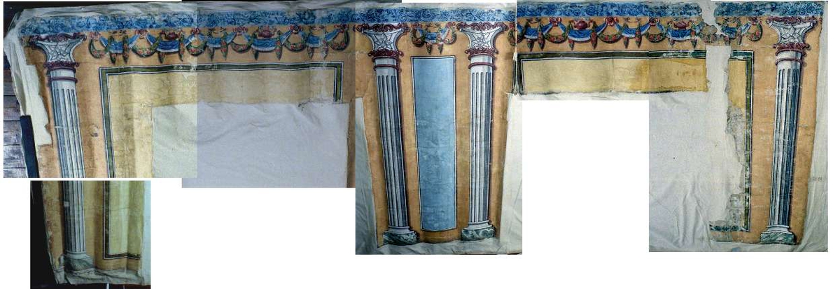 Rumsinredning på papper med kolonner, marmorerad fot. Överst en fris av blomsterguirlander och draperier.