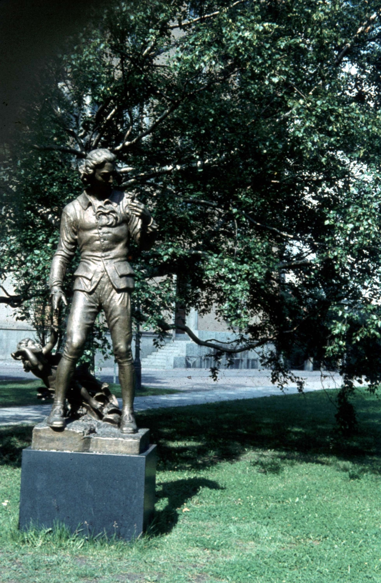 Staty av Carl von Linné utanför Linnémuséet, Uppsala 1945 - 1950