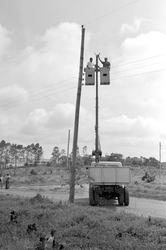 FNM lastebil med Munch kran og "personkurv". Bilen var bereg