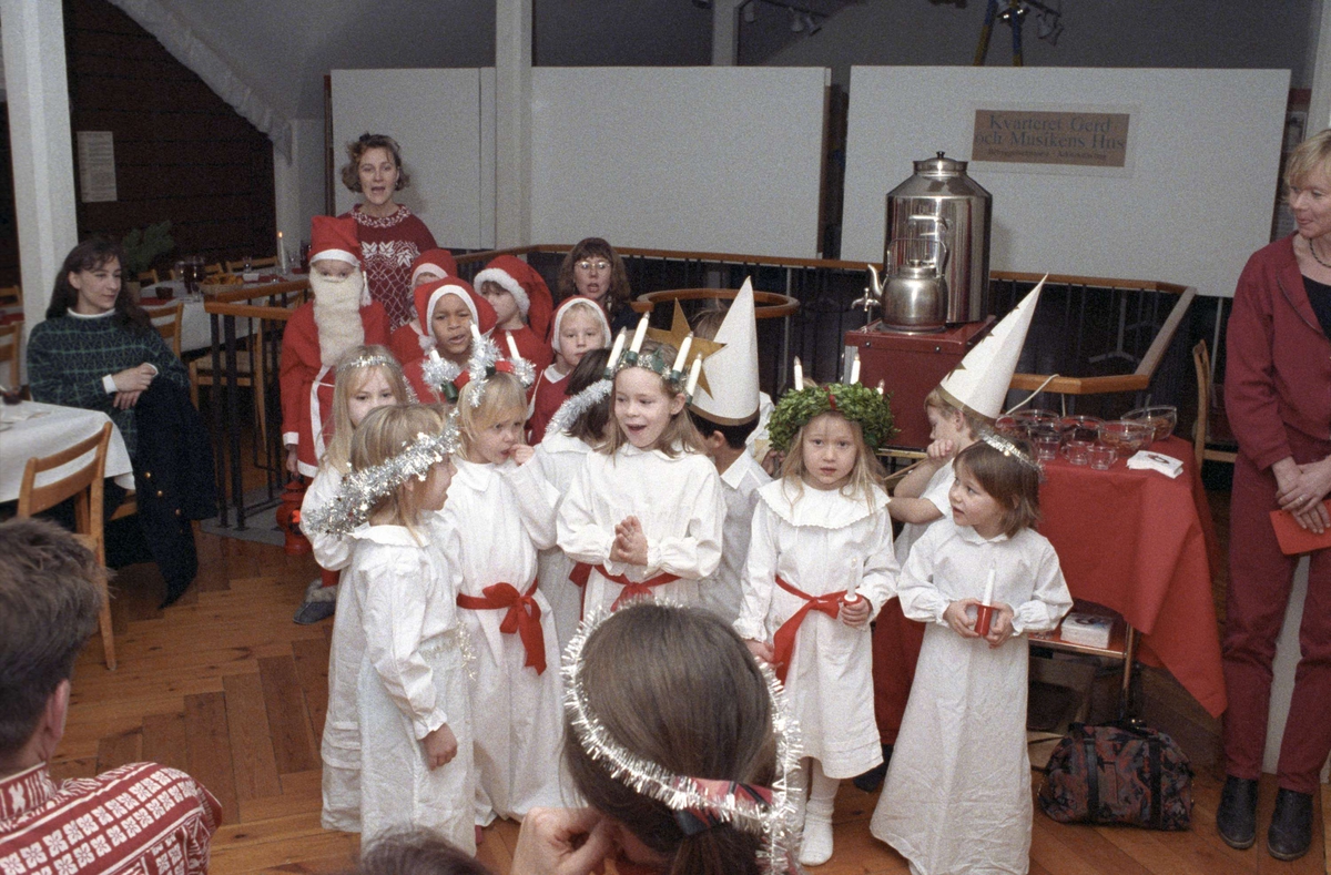 Luciatåg med barn från Solskenets förskola på Upplandsmuseet, Uppsala 1991