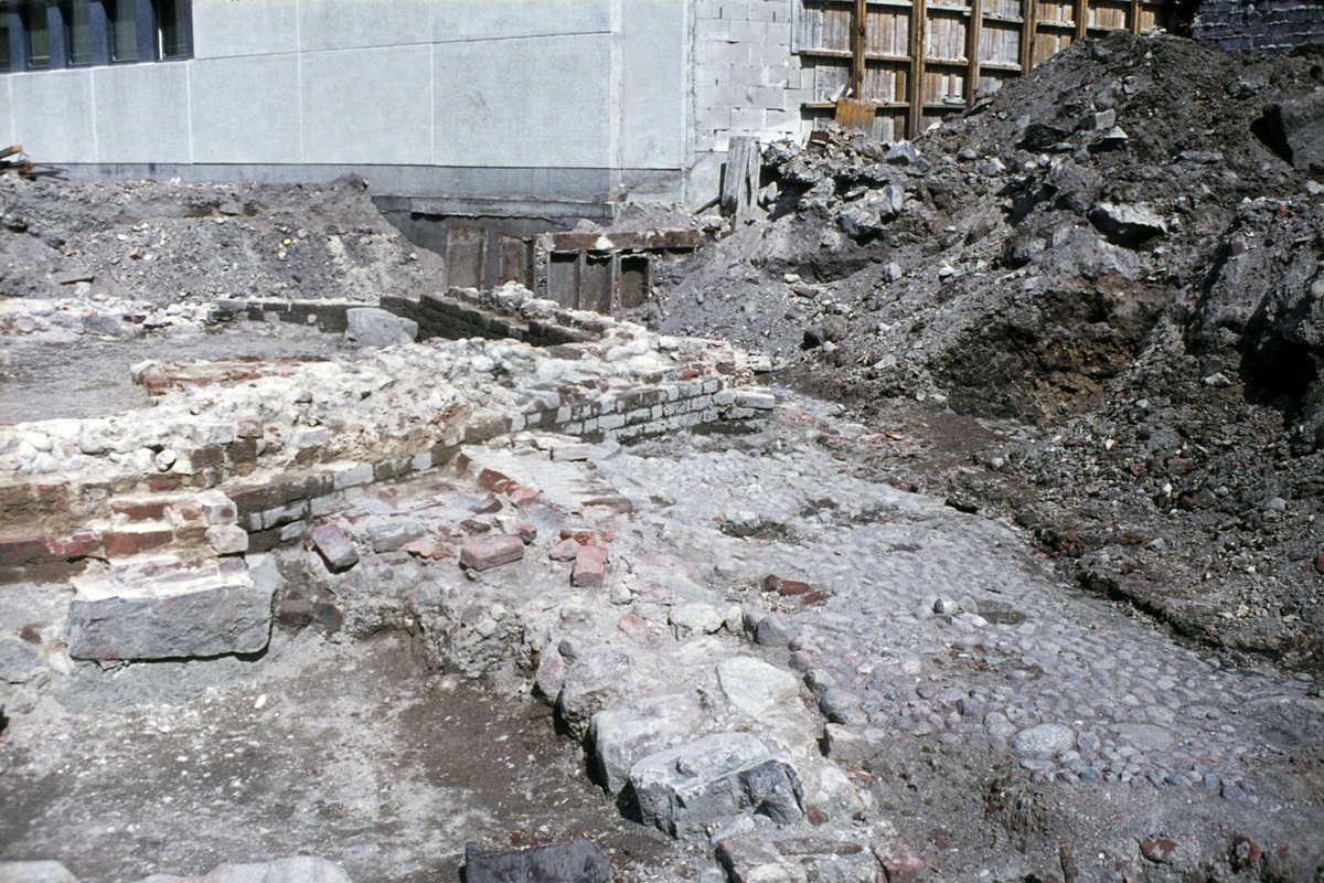 Arkeologisk undersökning av Franciskanklostret, kvarteret Torget, Uppsala 1971 - 1972. Koravslutningen. Från söder