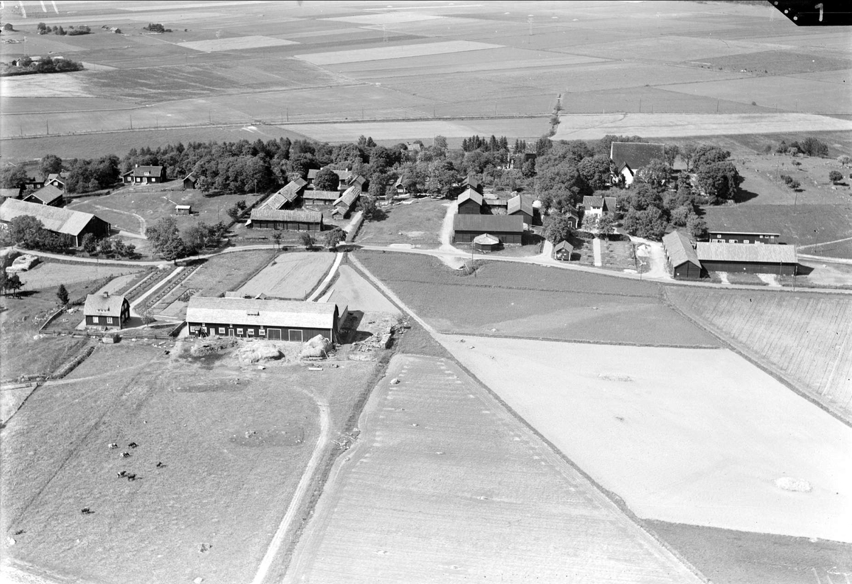 Flygfoto över Härkeberga med omgivande odlingslandskap, Härkeberga socken, Uppland 1936