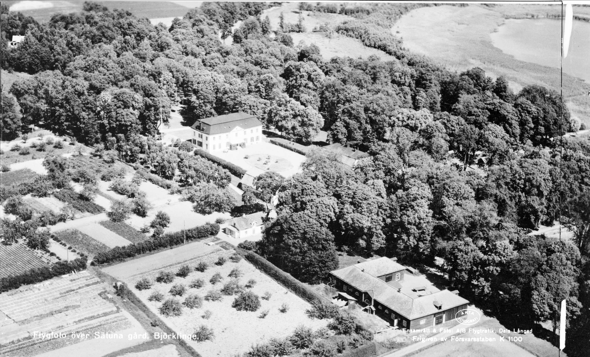 Flygfoto över Sätuna gård, Björklinge socken, Uppland 1947