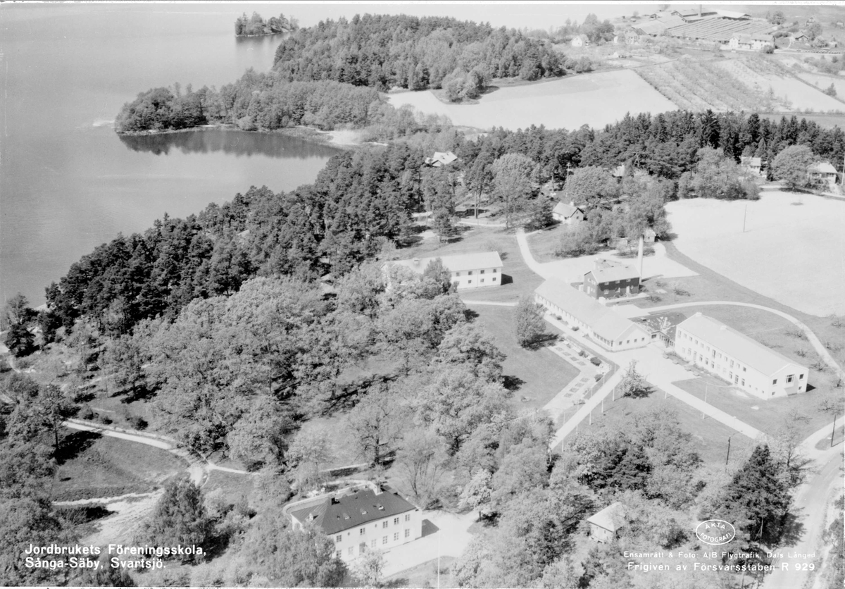 Flygfoto över Jordbrukets Föreningsskola, Sånga Säby, Sånga socken, Uppland 1955