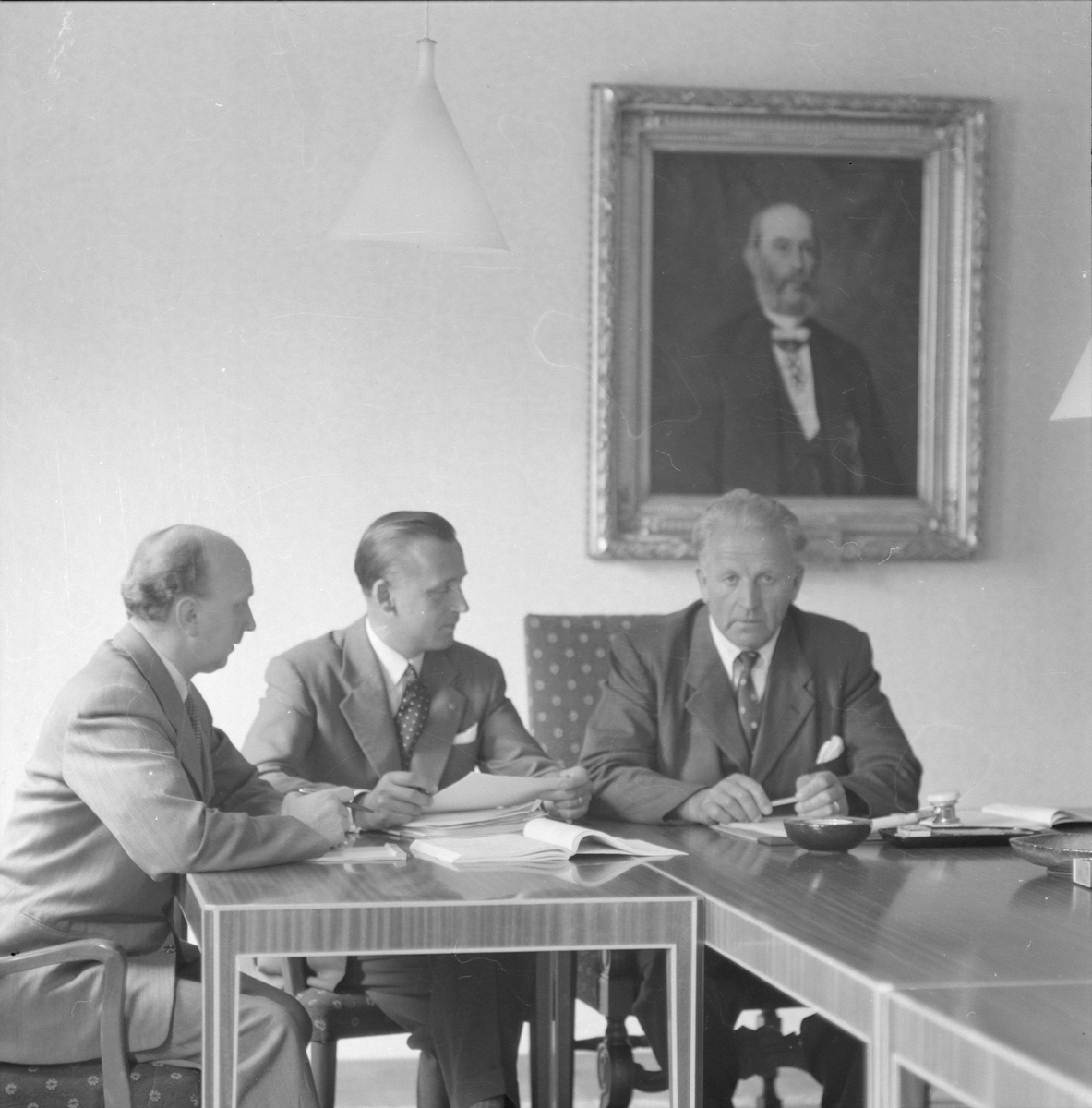 Kanslichef Per Elfvik, landstingsdirektör Lennart Åberg och landstingsmannen Arthur Erik Elmroth, Uppsala