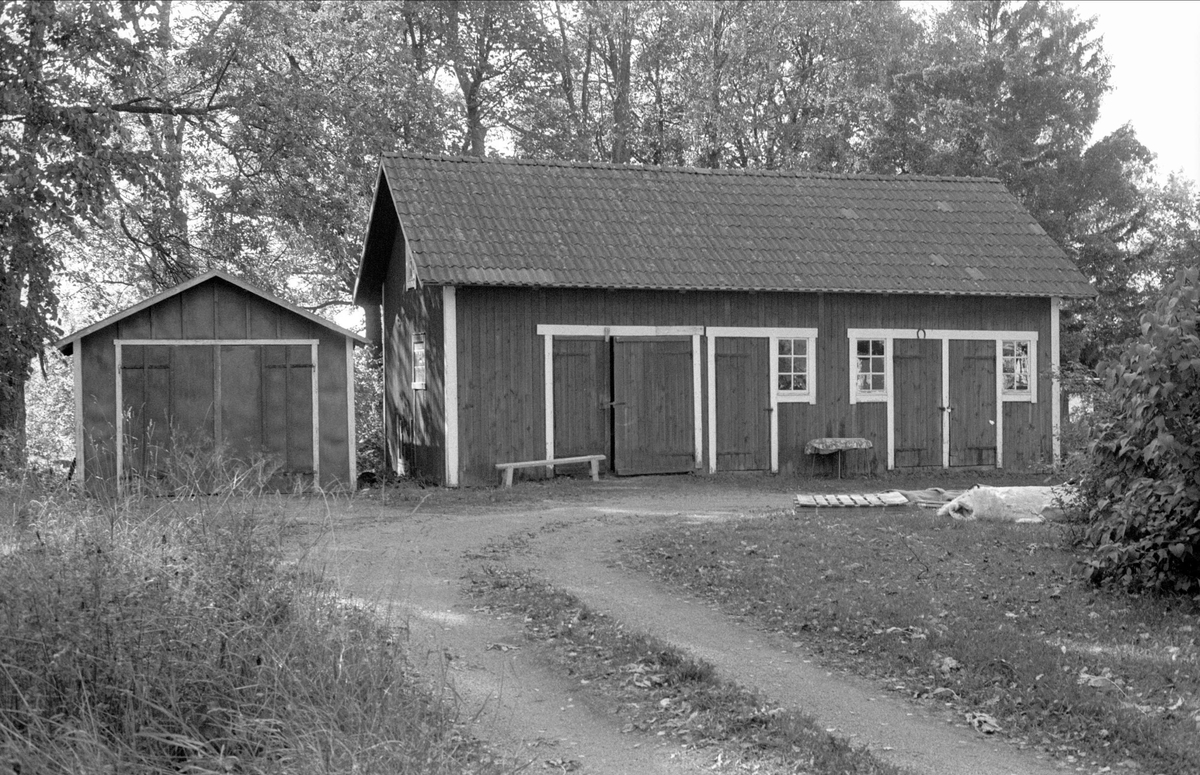Uthus och garage, Klockarbol, Bälinge socken, Uppland 1983
