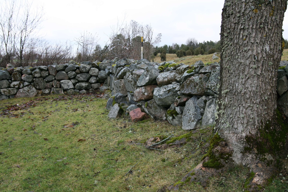 Ärendet rör antikvarisk kontroll i samband med renovering av kyrkogårdsmur på Litslena kyrkogård. 