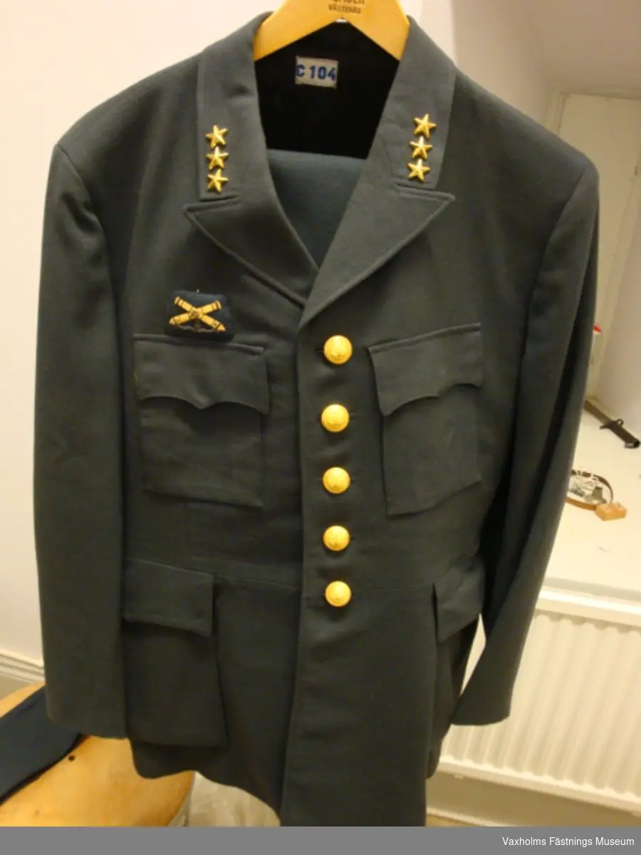 Uniform m/60 med kaptens gradbeteckning. Vapenrock, byxor samt mössa.