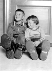 Gutt og pike med støvler. På "stor fot" med "Askim Gummivare