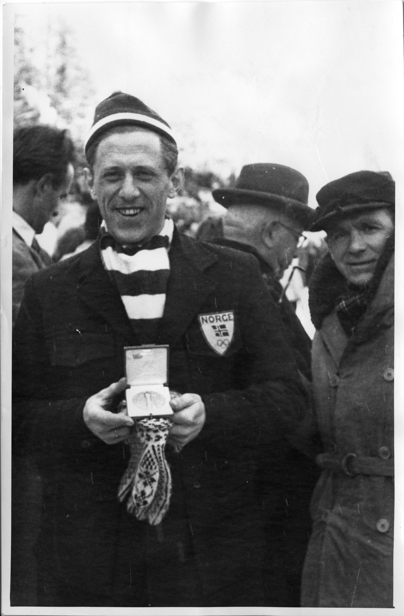 Petter Hugsted with gold medal in the Winter Olympics in St. Moritz 1948.