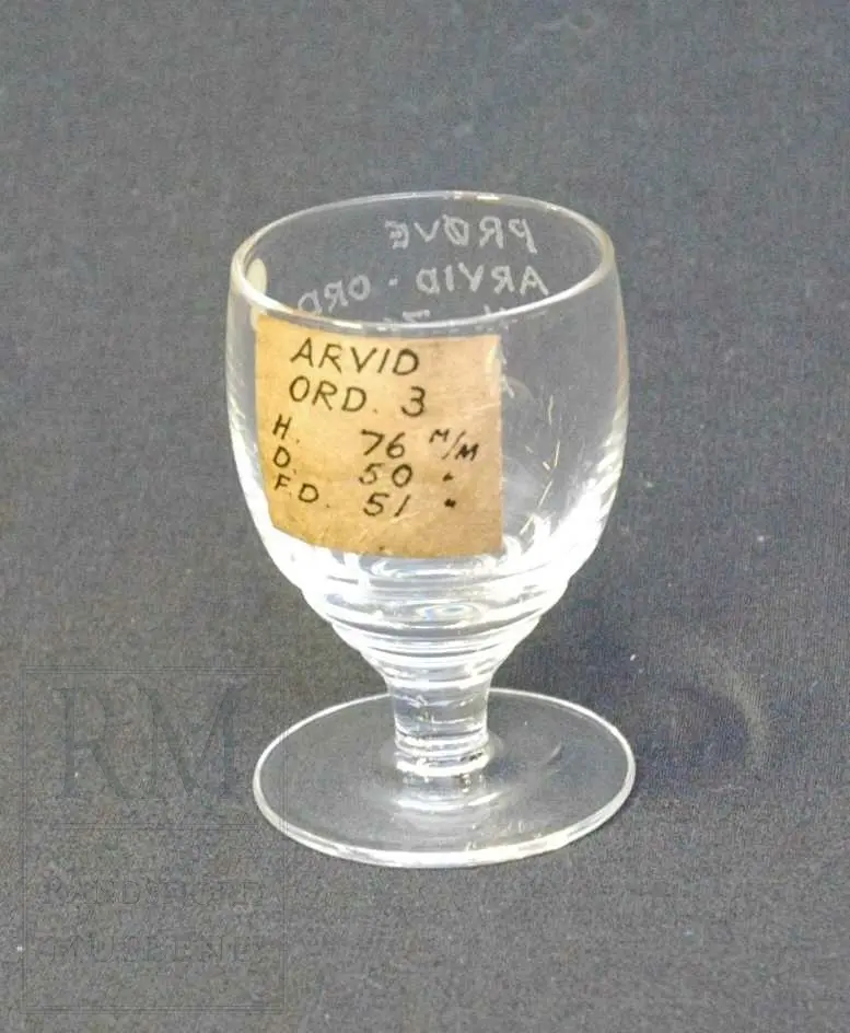 Prøveglass. Gravert merking vedr. detaljer for hvert glass, samt pålimt lapp med opplysninger. 