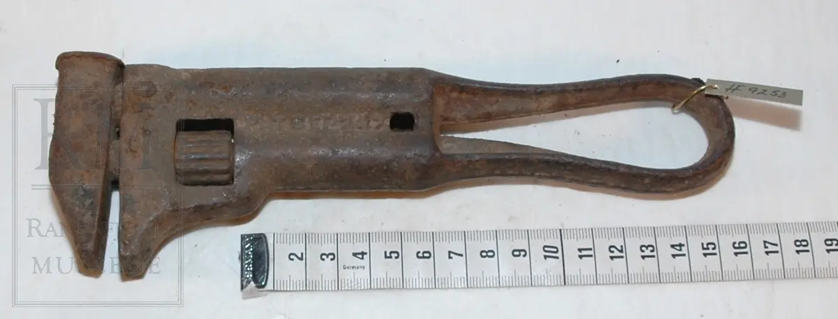 Skiftnøkkel kombinert med hammer