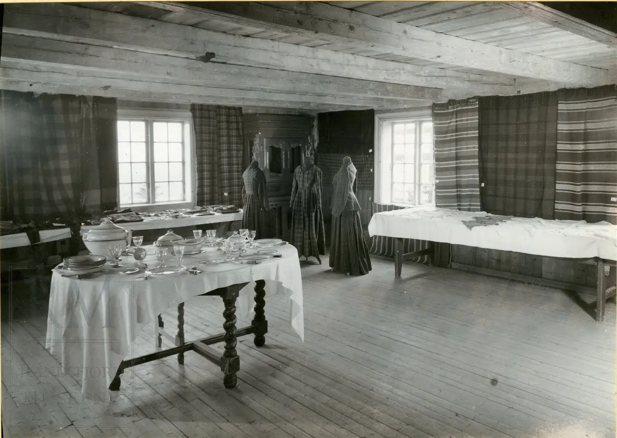 Tekstilutstilling på Hadeland Folkemuseum 1946