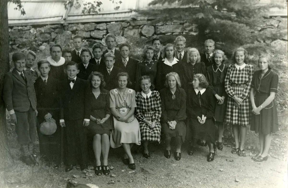 Konfirmanter Nes kirke 1947, konfirmanter og prest