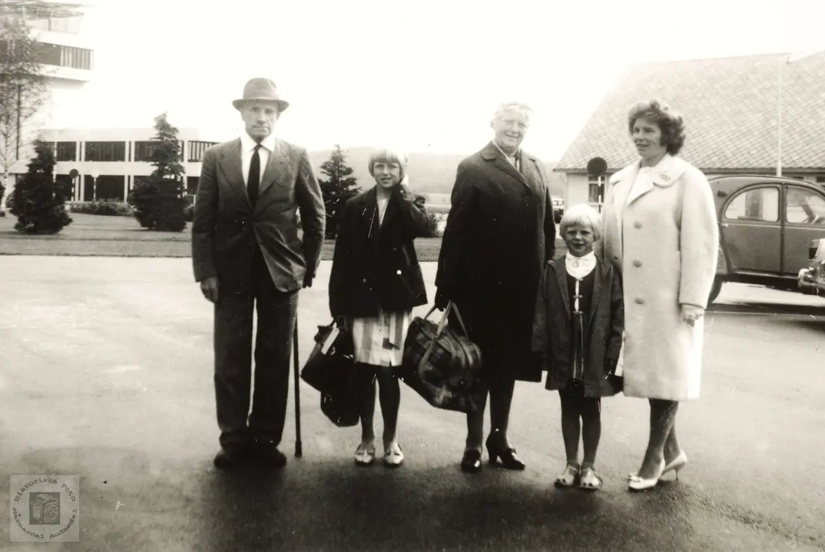 Amerikafarere på Kjevik flyplass, følgt av ung slekt fra Grindheim
