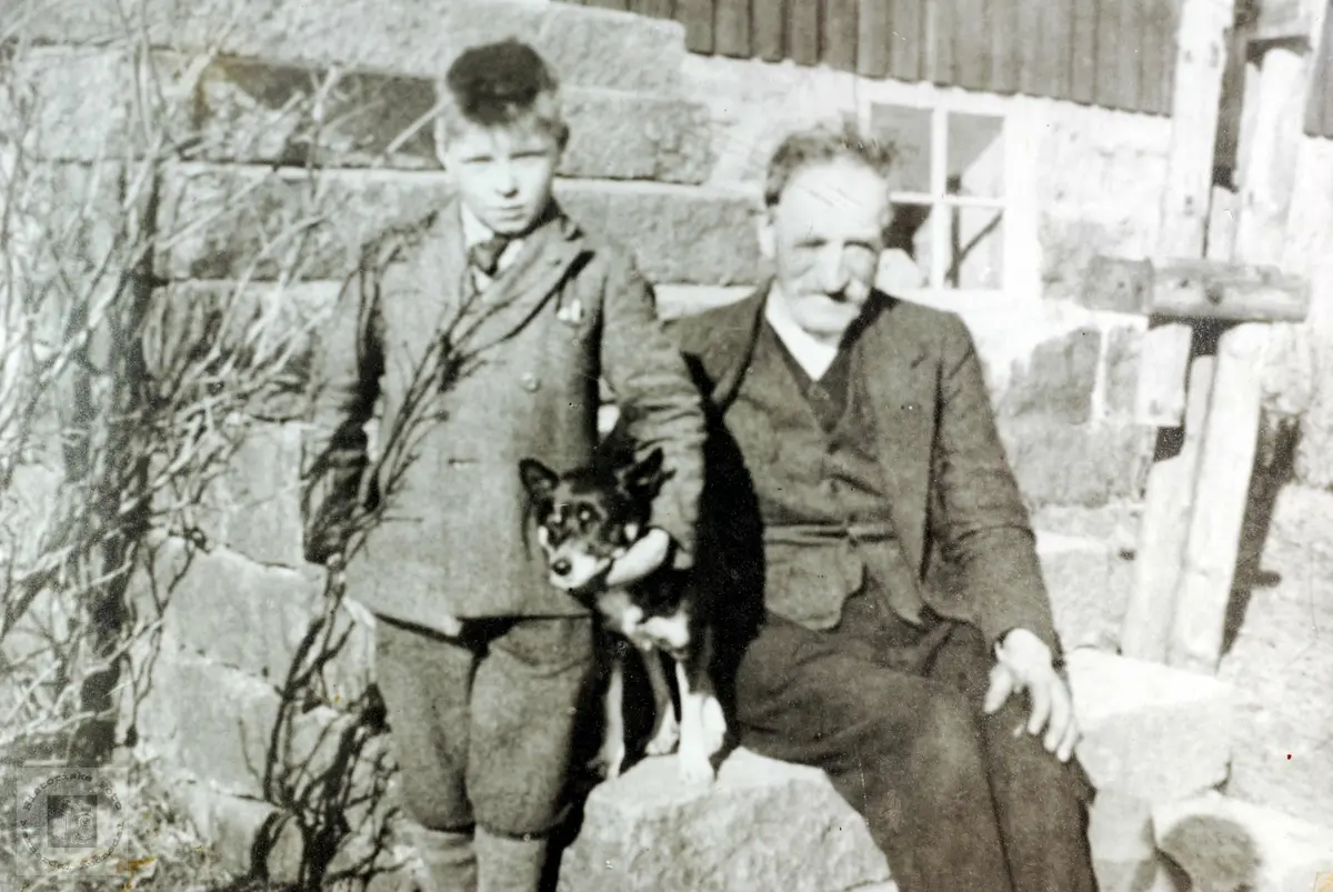 Hunden og Johan Johansen på trappa med bestefar (ferjemannen) John Sveindal. Grindheim.