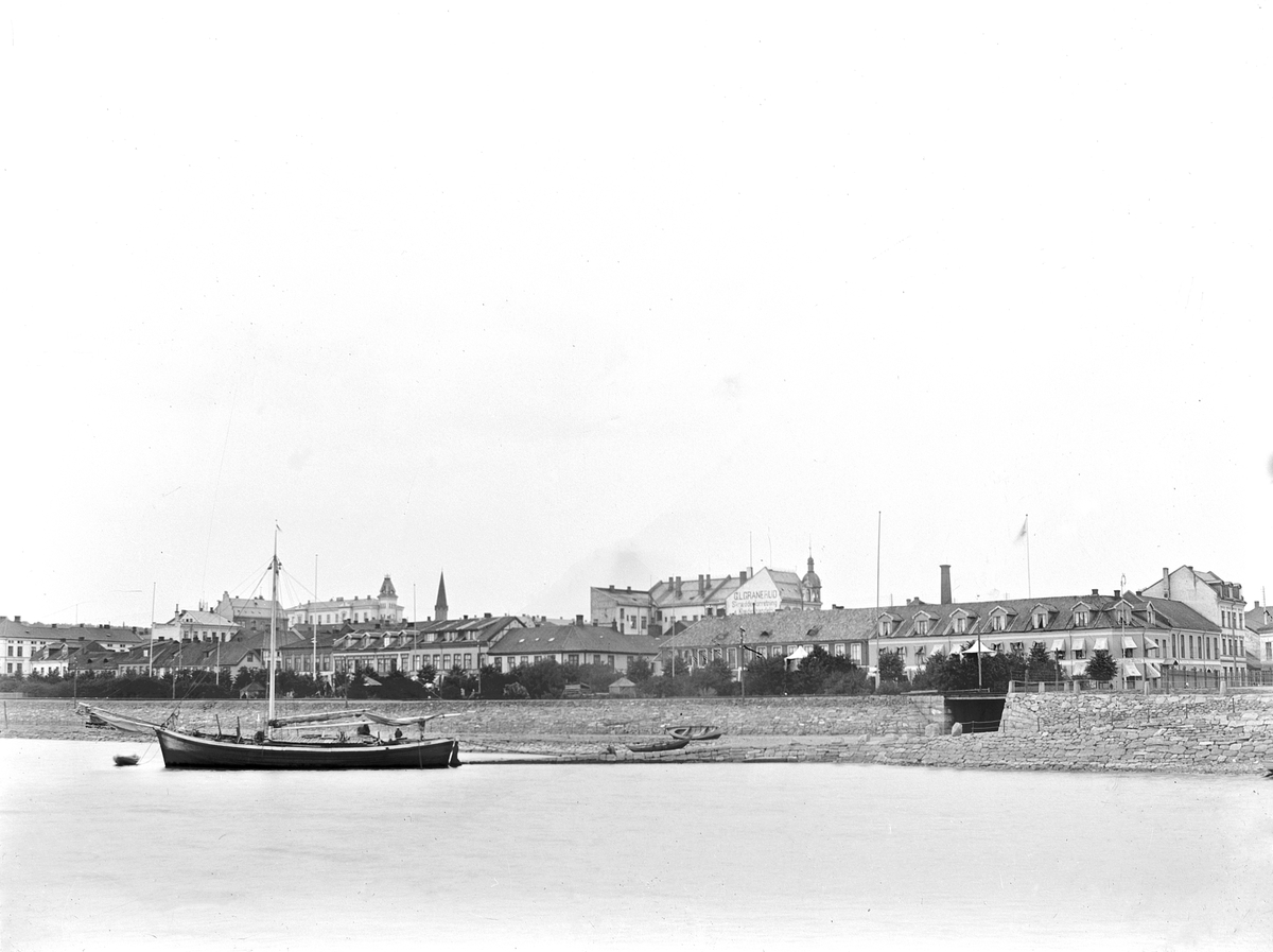 Hamar, Hamarbukta, mjøsbåt, mjøsjakten Wega, seiljakten Vega, fraktebåt med seil, bygd for Thore Bjerke i Brumunddal rundt 1880, jernbanefylling, Victoriaundergangen,