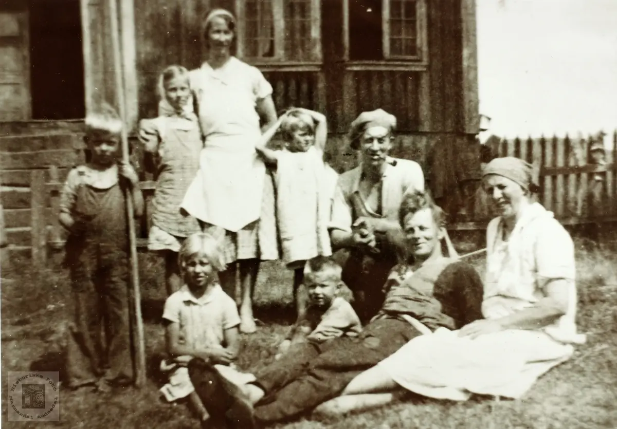 Familiebilde fra Bakkan, Øvre Ågedal i Grindheim senere Audnedal.