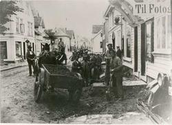 Gatearbeid i Langgata  i 1920 årene, f.v. Undem, Elias Lode 