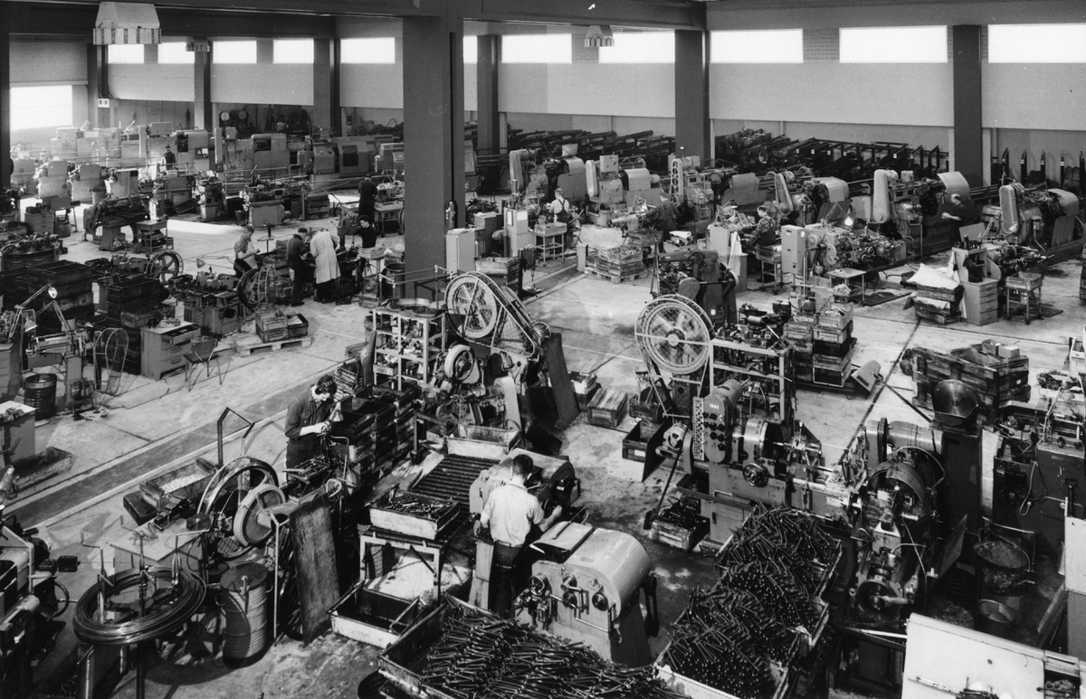 Stor fabrikkhall med automatmaskiner ("Automathall") i fabrikken "Nr. 11" til Jonas Øglænd AS
