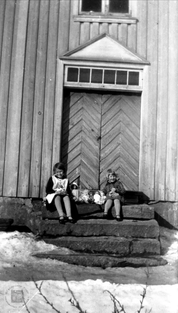 Portrett av Gudny og Ruth Sundet på trappa "Der heima" Sundet, Bjelland.