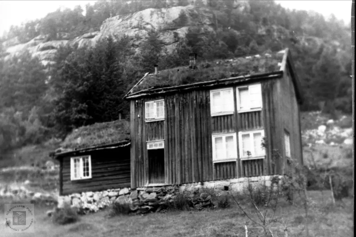 Gamlehusa "Der vest" Øvre Homme, Bjelland.