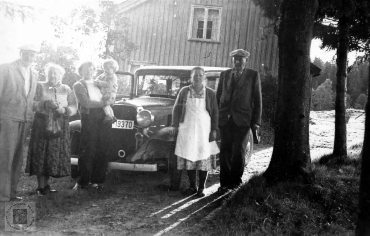 Besøk med automobil på Lundebrotet, Bruskeland i Laudal.