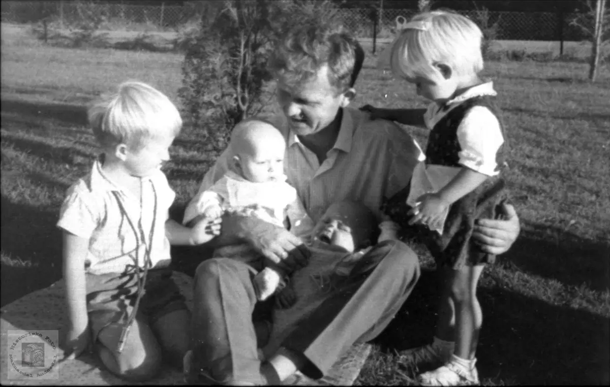 Familiebilde Abelset i Bjelland, far og barn. - Historiske Foto ...