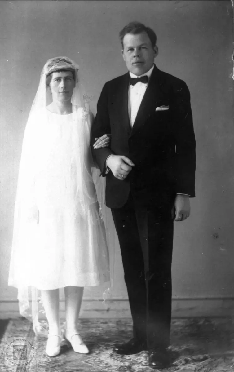 Portrett av brudeparet Gunvor Ødegård og Norvald Birger Nilsen. Ågedalstrand tidligere Bjelland, nå Audnedal.