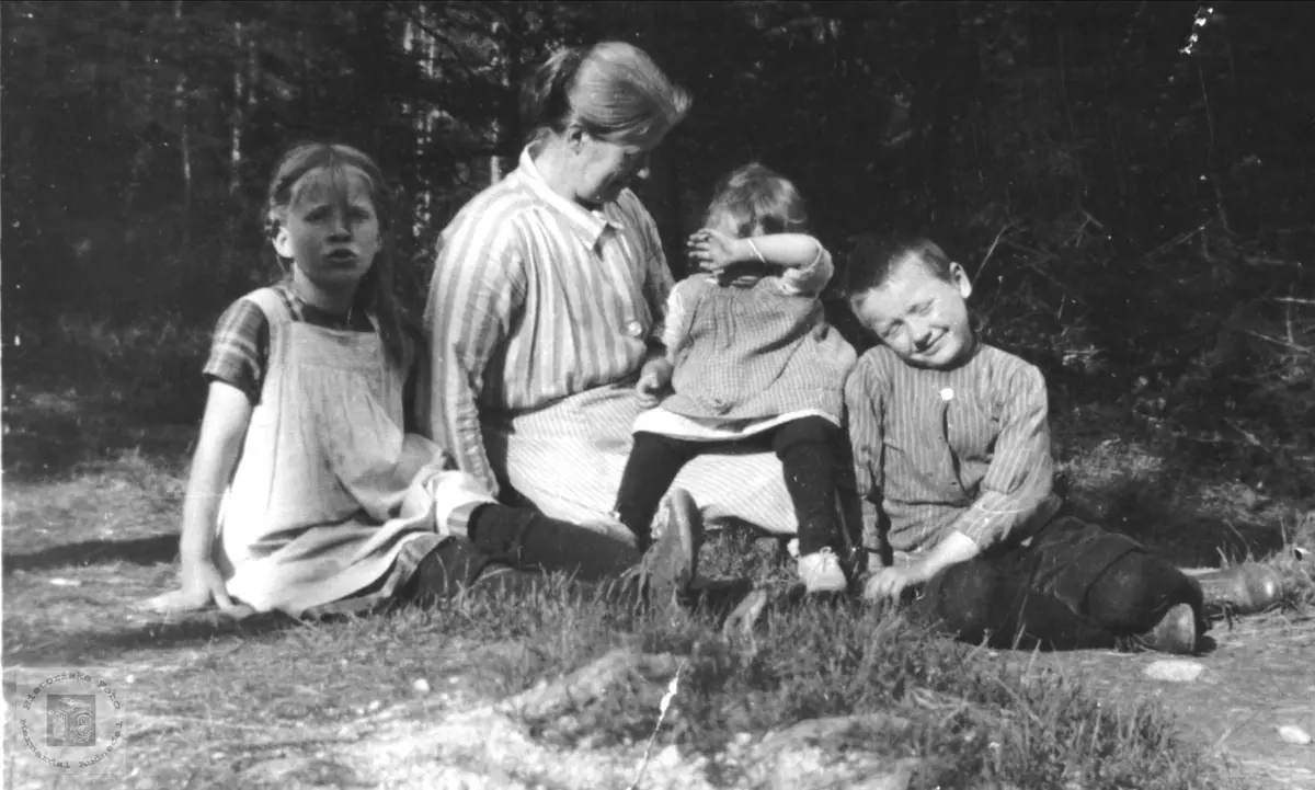 Familiebilde Anne Marie, Anette, Amalie og John Larsen