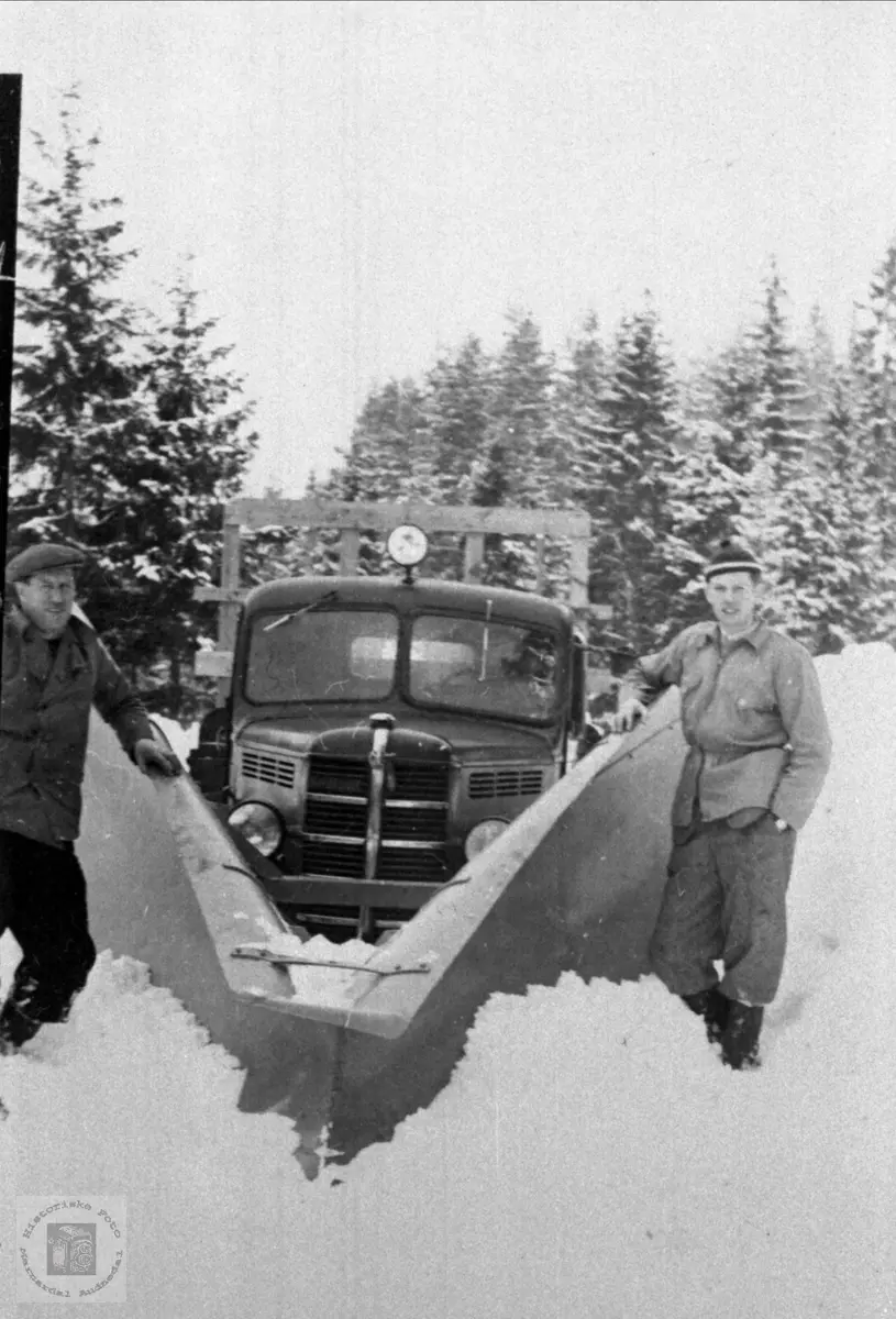 Gudmund og Olav S. Foss med brøytebil, Bjelland.
Iflg. Ivar E. Stav, en Bedford årsmodell 1946-53.