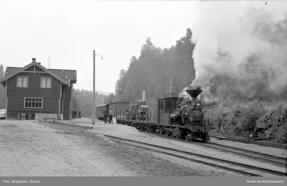 Damplokomotiv nr. 2 i nordgående godstog 5661 på Iveland stasjon