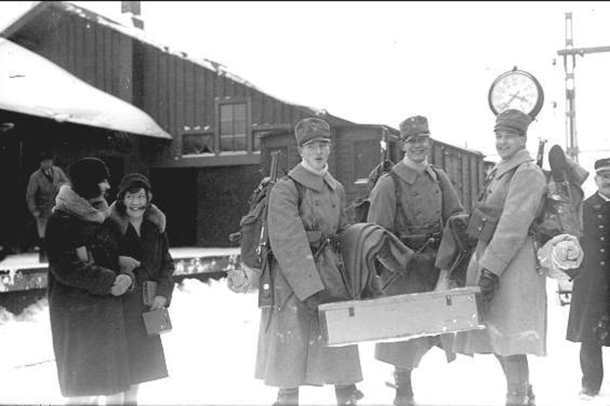 Lastning på Skövde järnvägsstation före avmarsch till vinterutbildning. Uniform m/23.