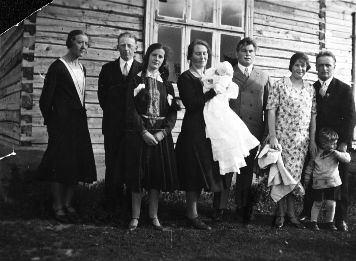Gruppebilde, barnedåp. Fra venstre: Gudrun Slinde, Karl  Rasch Georgsen, Borghild Dreyer(f. Sommerseth), Emma Beck (f. Grape) med dåpsbarnet Aaslaug Slinde, Johan Beck, Sunniva Slinde og Audun Slinde med Steinar Slinde foran seg.