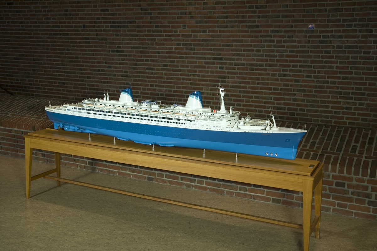 Helmodell 1:100 av SS ""Norway"", passasjerskip som i sin tid var verdens største. I monter: pleksiglass m. aluminiumsramme og understell i tre.