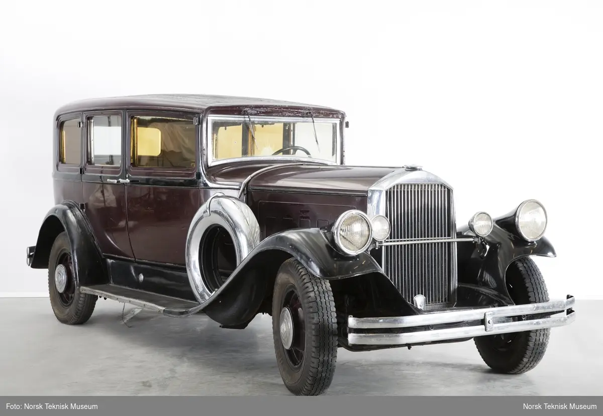8- sylindret bensinmotor. 7 passenger sedan. 4 gir forover + revers. Også kalt "Amerikas Rolls Royce". Fabrikken opphørt og overtatt av Kaiser & Fraser.