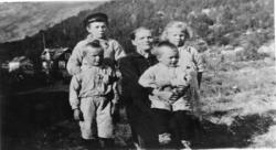 Gruppebilde, mor, barn, gårder.