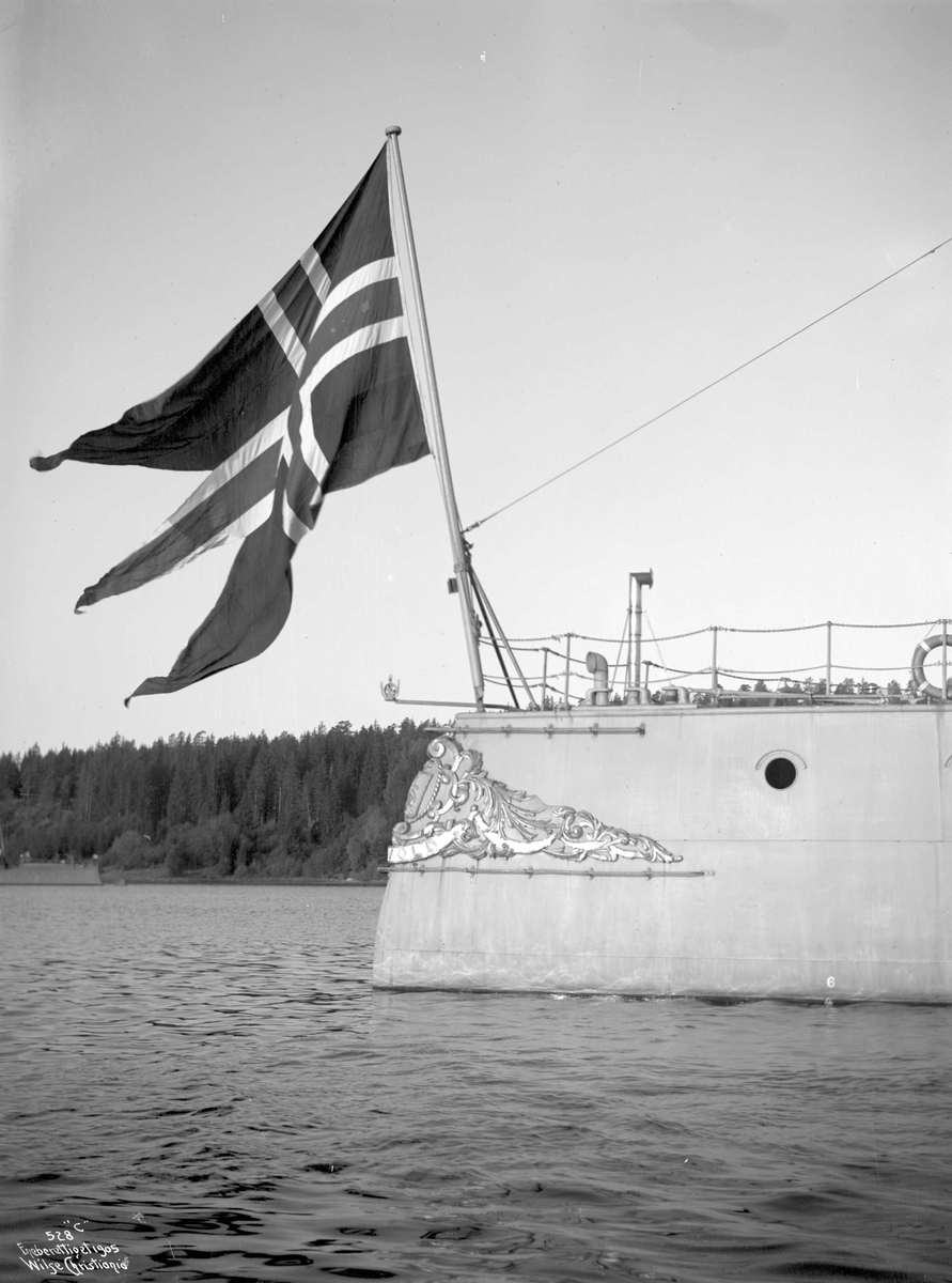 Marinens flagg, på Eidsvold (b. 1899, Armstrong, Newcastle)